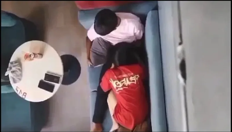 Quay lén ghệ bú mút cho eny nơi công cộng